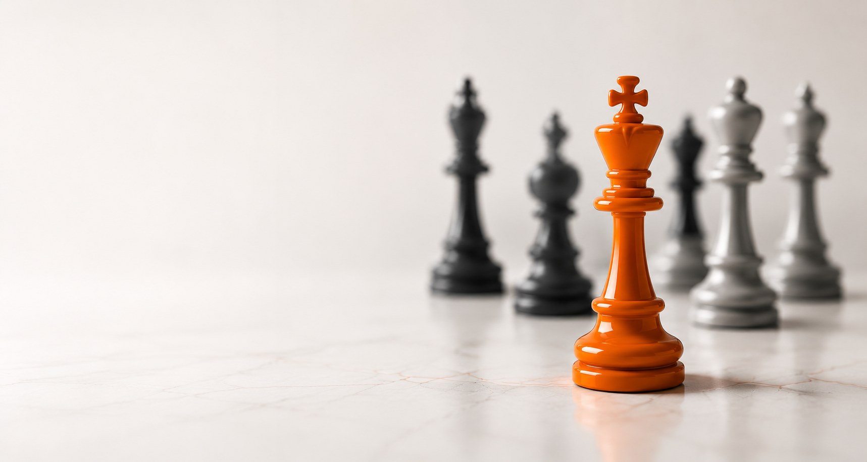 Orangefarbene Schachfigur vor unscharfen Schachfiguren – Symbol für Perspektive und Strategie